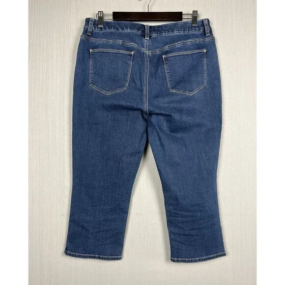 Chicos Women's Denim Capri Size 1 32x20 Medium Wash GUC - Picture 3 of 10